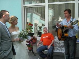 Через пять минут после регистрации брака для молодой семьи Красниковых поет бард Сергей Светлов. Через пять минут пос…